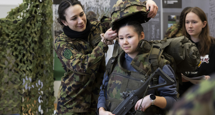 Les femmes obligées de suivre la journée d'information sur l'armée