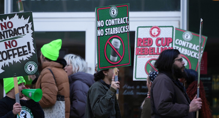 Des baristas de Starbucks en grève un jour de grande promotion