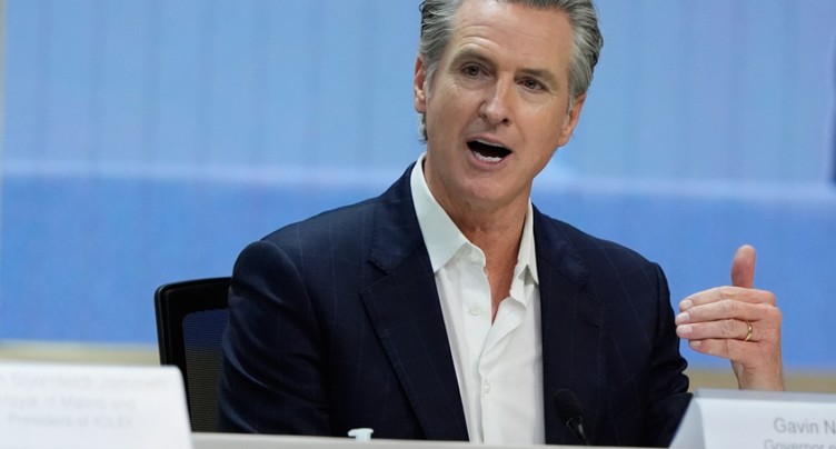 Le ministère de la Justice poursuit le gouverneur de Californie