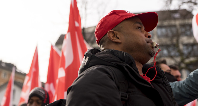 Débrayage et manifestation des ouvriers de la construction à Zurich