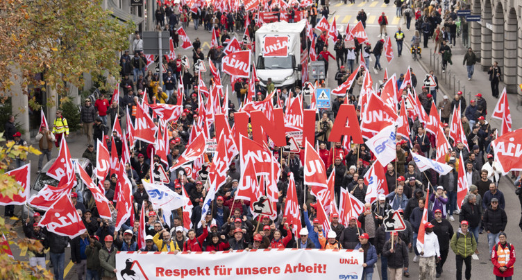 Débrayage et manifestation des ouvriers de la construction à Zurich