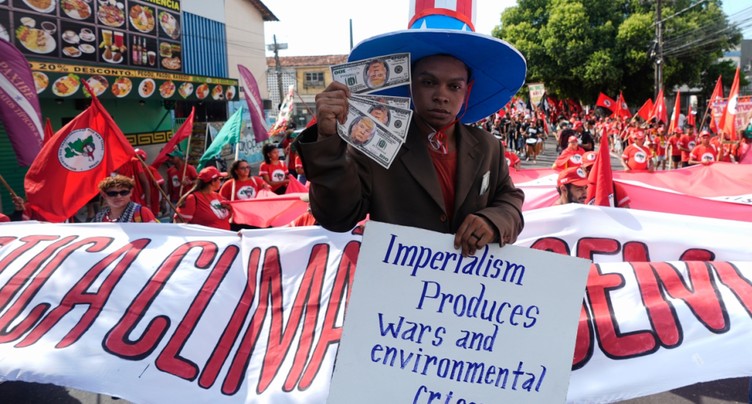 A Belem, militants et autochtones rassemblés pour le climat