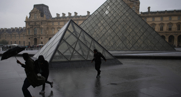 Une galerie du Louvre ferme à cause d'une « fragilité » de l'édifice