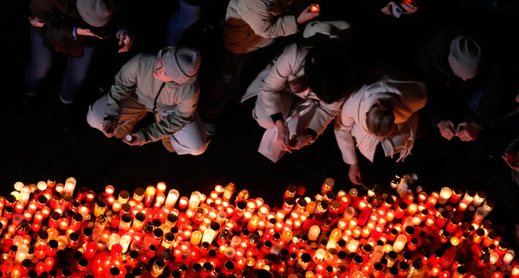 A Prague, des milliers de Tchèques manifestent contre Andrej Babis