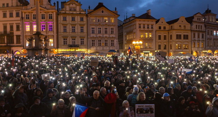 A Prague, des milliers de Tchèques manifestent contre Andrej Babis