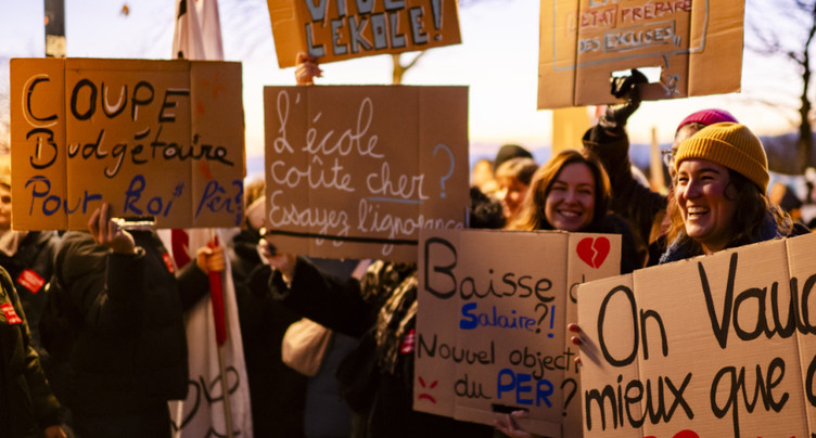 Vaud: des milliers de manifestants contre les coupes budgétaires