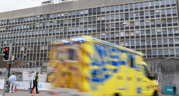 Des syndicats accusent les HUG de violer la loi sur le travail