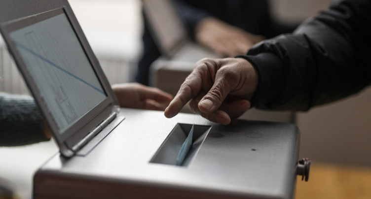 Sondages: les deux initiatives seraient rejetées le 30 novembre