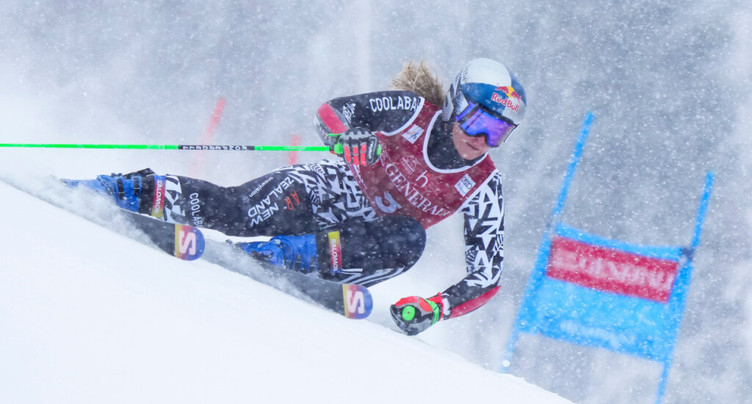 Camille Rast au pied du podium, Alice Robinson s'impose