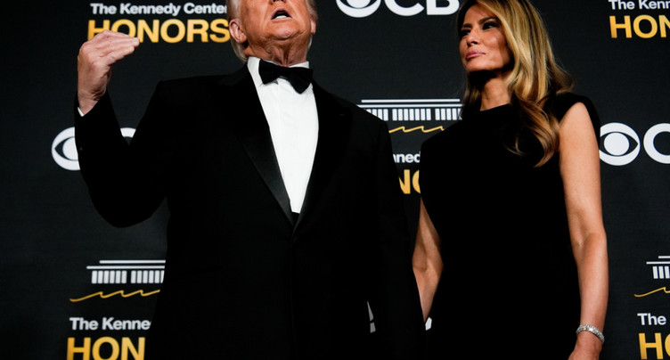 Trump sur la scène de la salle de spectacle de Washington