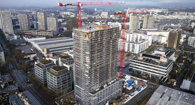 Un échafaudage de 80 mètres menace de s'effondrer à Zurich-Oerlikon