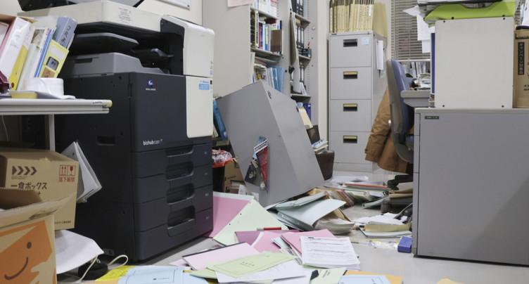 Japon: au moins 30 blessés après un fort séisme et un tsunami