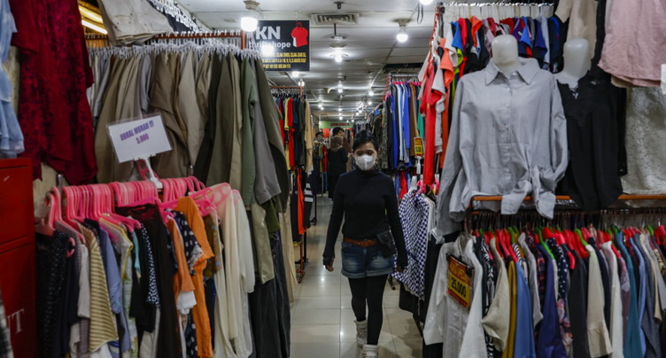 Les vêtements en polyester recyclé polluent plus (étude)