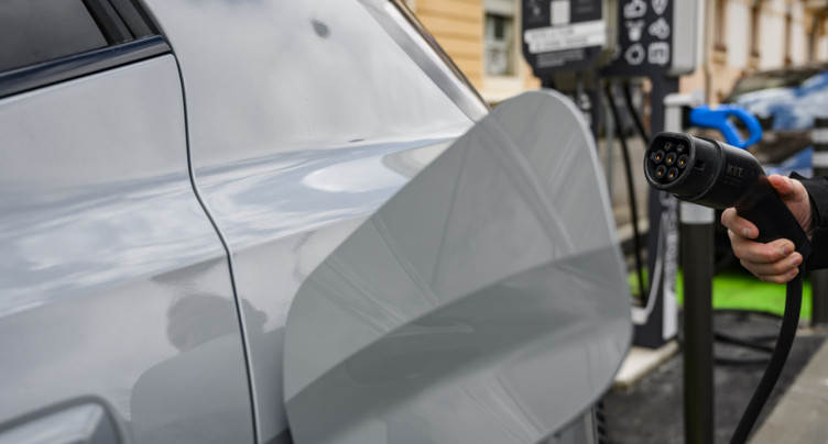 Voitures neuves: les hybrides rechargeables continuent de séduire