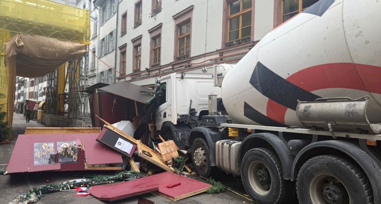 Un camion percute trois stands d'un marché de Noël à Bâle