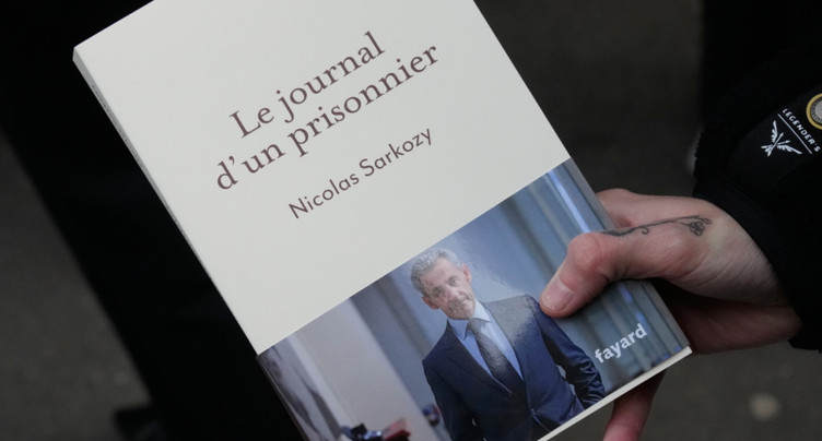 Sarkozy sort son « Journal d'un prisonnier » et le dédicace à Paris