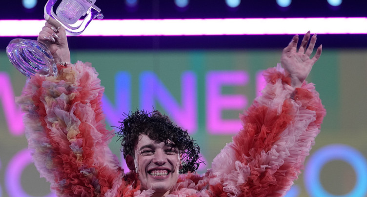 Nemo a retiré le trophée de l’Eurovision de son étagère