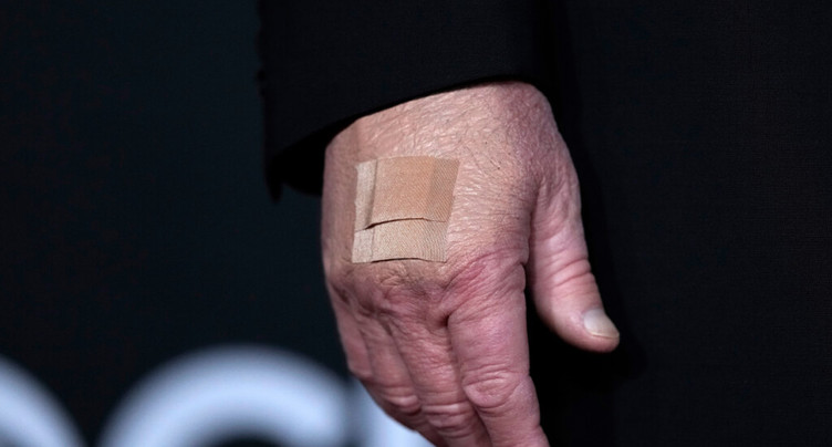 Trump arbore à nouveau un pansement: poignées de main pointées