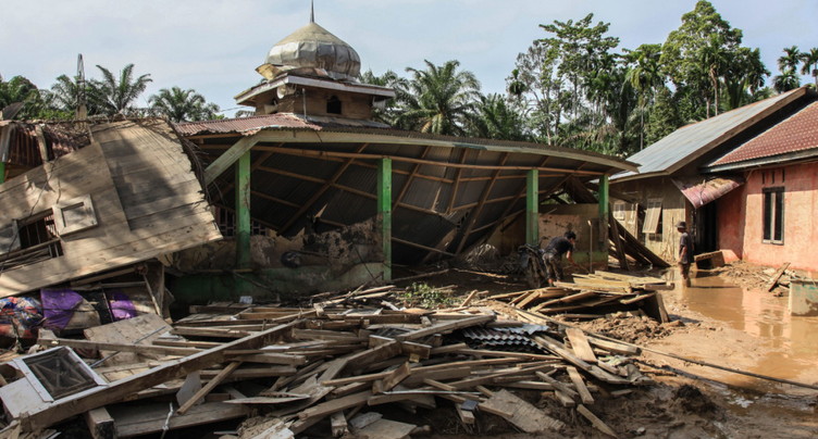 Indonésie: les inondations ont fait plus d'un millier de morts
