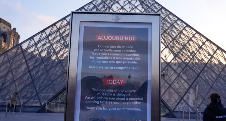 Louvre: le musée n'a pas ouvert ses portes lundi matin
