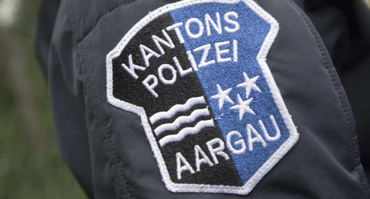 Un train des CFF passe sur une dalle en béton à Aarau