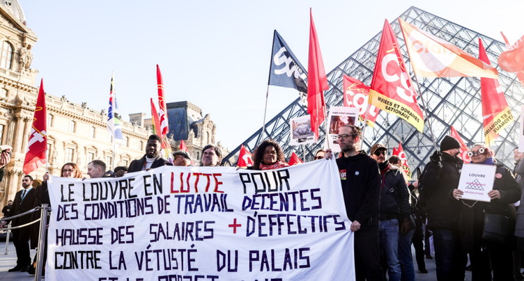 Louvre: le musée n'a pas ouvert ses portes lundi matin