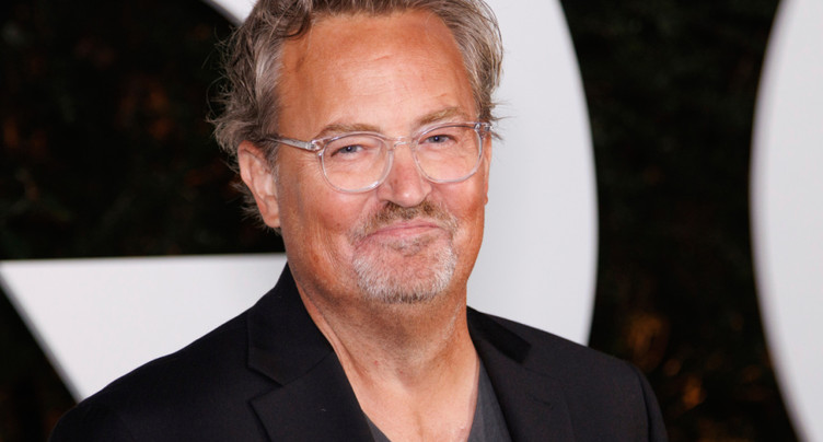 Un médecin lié à la mort de Matthew Perry assigné à résidence