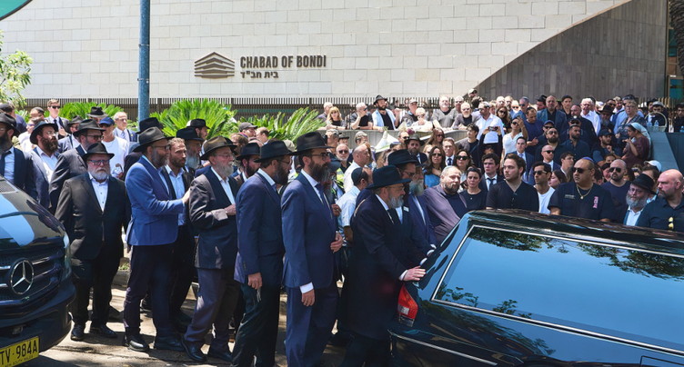 L'Australie commence à enterrer les victimes de Bondi