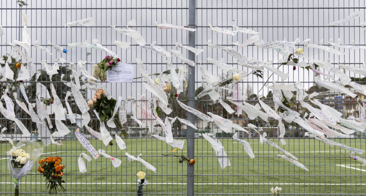 Les hommages continuent tandis que des questions restent ouvertes