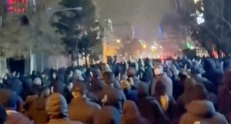 Iran: l'armée américaine étudie des options très fortes, dit Trump