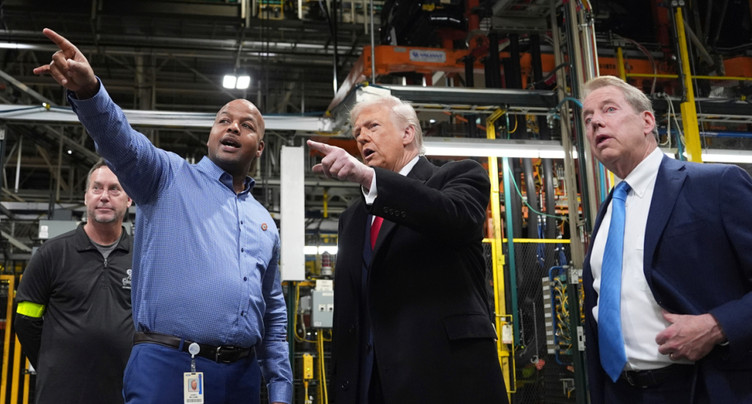 Trump filmé faisant un doigt d'honneur pendant une visite d'usine