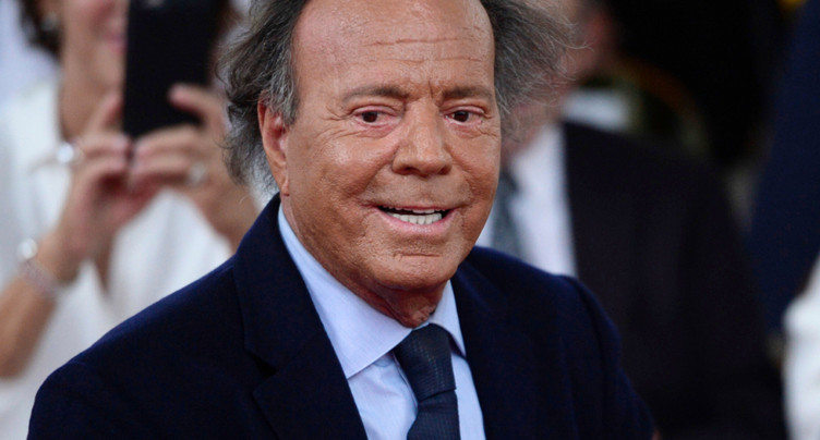 Julio Iglesias accusé de délits « sexuels » et traite d'êtres humains