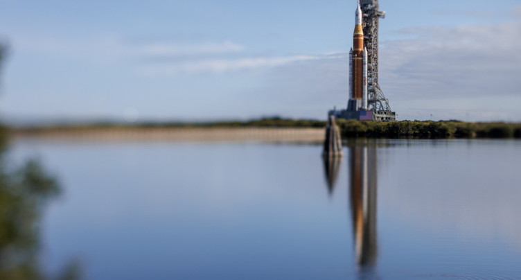 Nasa: sortie de la fusée lunaire en amont du lancement d'Artémis 2