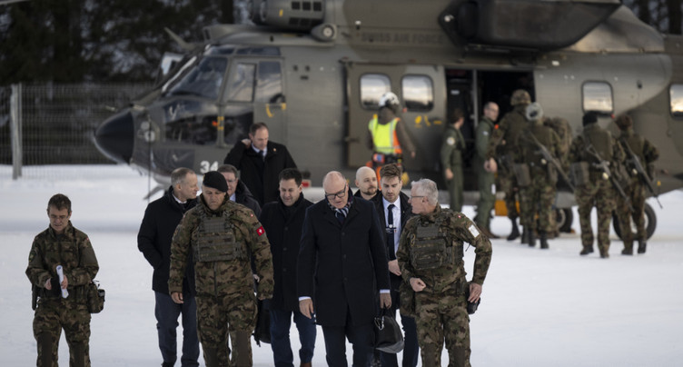 Le conseiller fédéral Martin Pfister auprès des troupes à Davos
