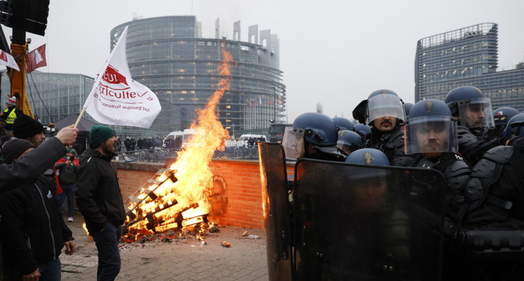 Des milliers d'agriculteurs européens en colère à Strasbourg
