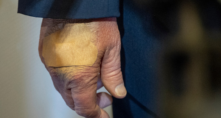 L'ecchymose à la main de Trump due à un choc contre une table