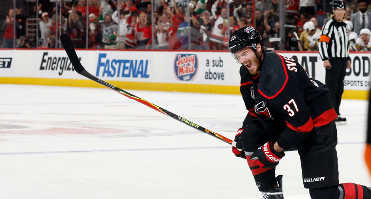 Deux pucks de Coupe Stanley pour les Hurricanes