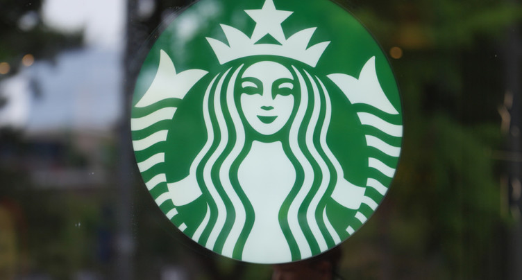 Fiasco publicitaire: Starbucks ferme temporairement 2000 cafés