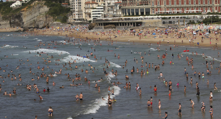 Un pan de falaise s'effondre près d'une plage à Biarritz