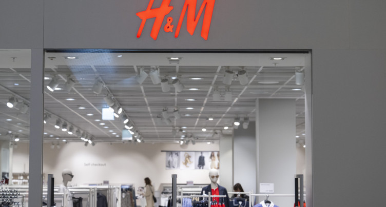 H&M: bénéfice net stable et ventes en repli au 2e trimestre