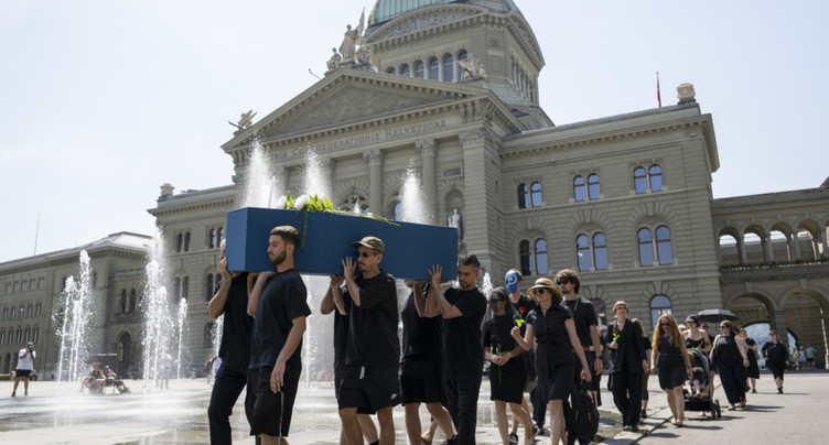 Marche funèbre de TeleBielingue sur la Place fédérale
