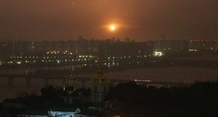 Ukraine: explosions à Kiev, visée par une attaque de missiles