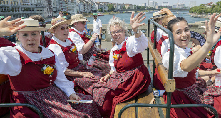 Fête fédérale de yodel: un cortège à travers Bâle sous la canicule
