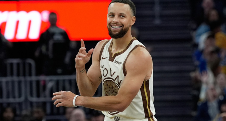Stephen Curry prolonge avec les Warriors