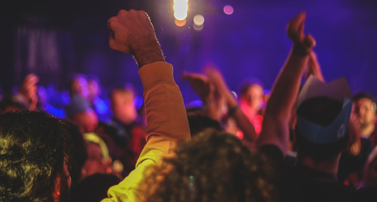 Délogées de Soulce, des centaines de personnes font la fête illégalement à Malleray