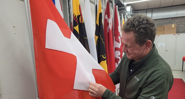 Son boulot : responsable des drapeaux de la Confédération