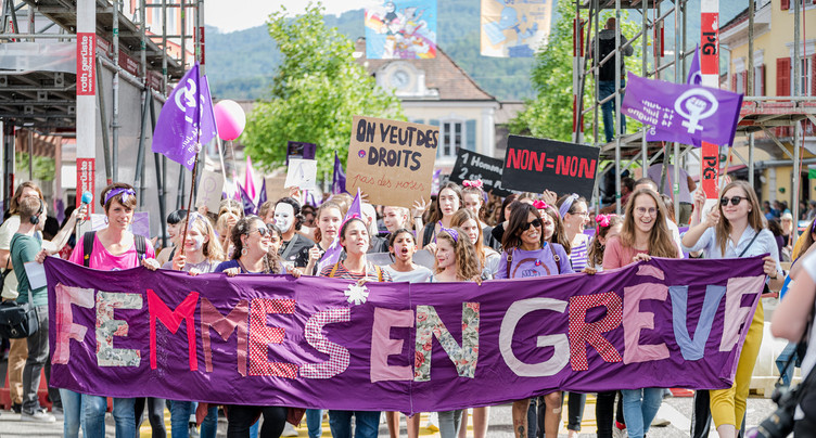 La grève féministe marche le poing levé vers le 14 juin