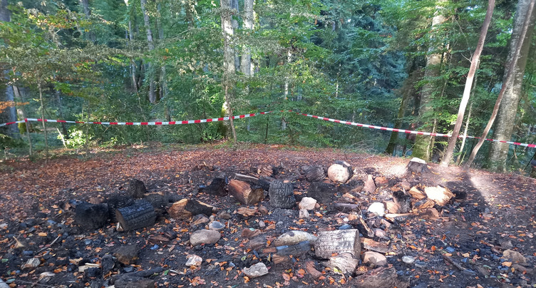 Le canapé forestier de Bevaix a brûlé