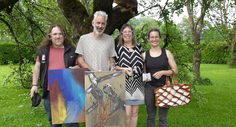 Angelo Oliva et ses amis face à une galerie à ciel ouvert