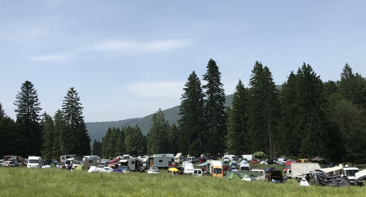 Délogées de Soulce, des centaines de personnes font la fête illégalement à Malleray
